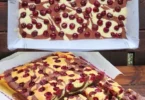 Saftiger Kirschkuchen vom Blech mit frischen Kirschen und luftigem Teig