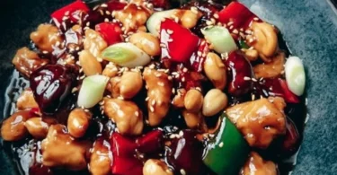 Ein schöner Teller Kung-Pao-Hähnchen serviert mit Gemüse und Reis
