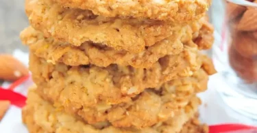 Verführerische Low Carb Mandelkekse ohne Zucker auf einem Teller