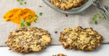 Low Carb Leinsamencracker mit Kurkuma auf einem Holzbrett