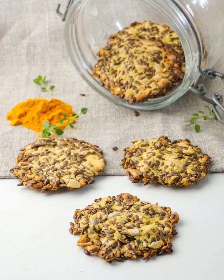 Low Carb Leinsamencracker mit Kurkuma auf einem Holzbrett