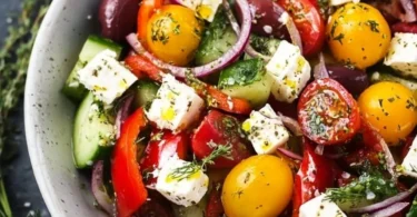 Mediterraner Salat für das Grillen, frisch und gesund zubereitet.