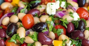 Mediterraner Bohnensalat mit frischen Zutaten und Kräutern.