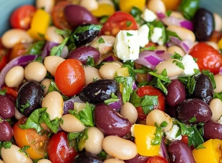 Mediterraner Bohnensalat mit frischen Zutaten und Kräutern.