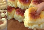 Fluffige Milchbrötchen frisch aus dem Ofen, perfekt zum Frühstück.