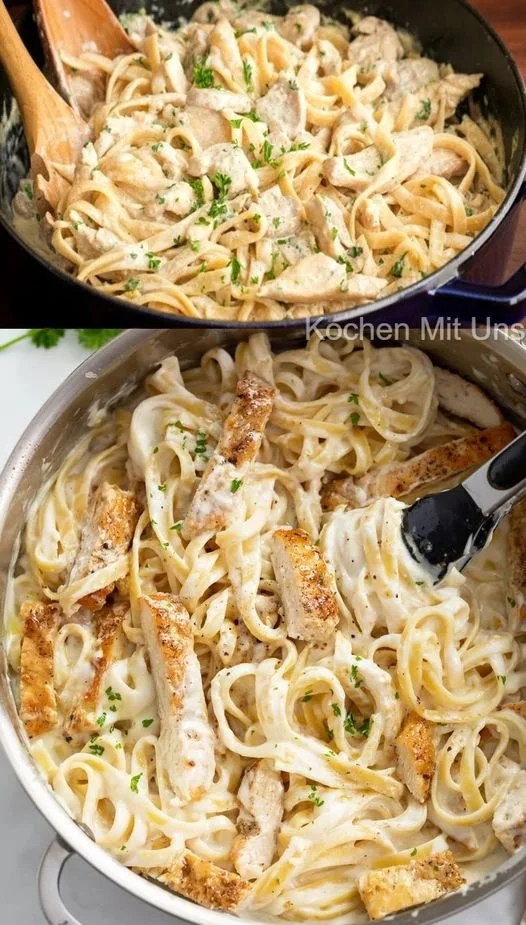 Nudeln mit Hähnchenbrust in einer cremigen Käsesoße serviert.