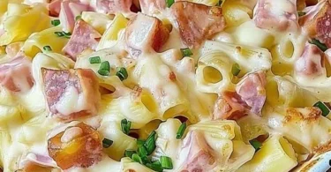 Leckerer Nudelauflauf 'Hawaii' mit Ananas und Käse überbacken