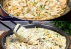 Cremige Pasta Alfredo mit frischen Zutaten serviert