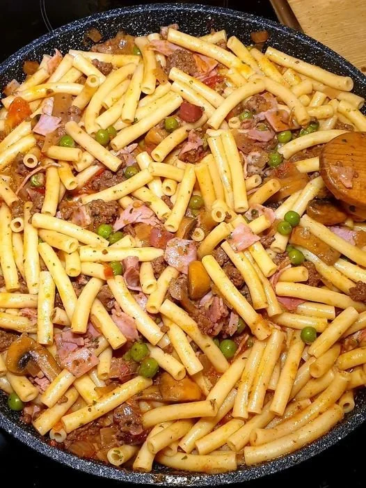 Pasta mit Hackfleisch und Erbsen auf einem Teller angerichtet