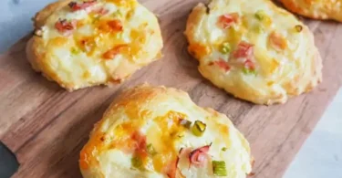 Piccolinis im Tarte-Flambée-Stil, frisch gebacken und köstlich präsentiert.