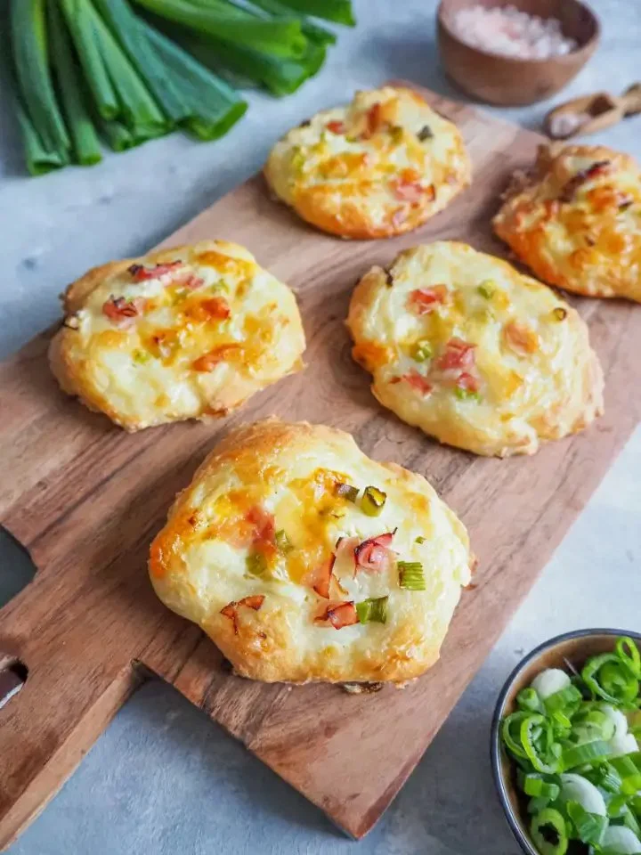 Piccolinis im Tarte-Flambée-Stil