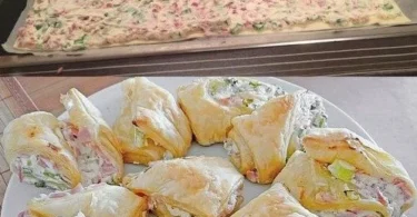 Puff Pastry Rolls mit Schinken und Frischkäse auf einem Teller serviert.