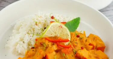 Kürbis-Curry mit Kokosmilch in einer Schüssel serviert