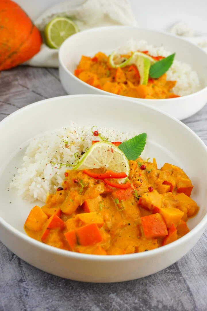 Kürbis-Curry mit Kokosmilch in einer Schüssel serviert
