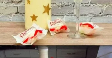 Flasche Raffaello-Likör auf einem eleganten Tisch