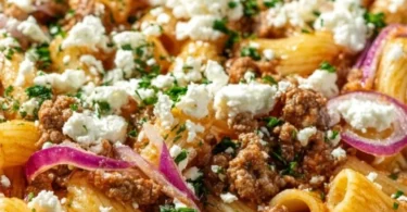 Schnelle Nudel-Hackfleisch-Pfanne mit Feta serviert in einer Pfanne