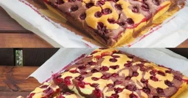 Saftiger Schoko Kirsch Blechkuchen mit frischen Kirschen und Schokolade