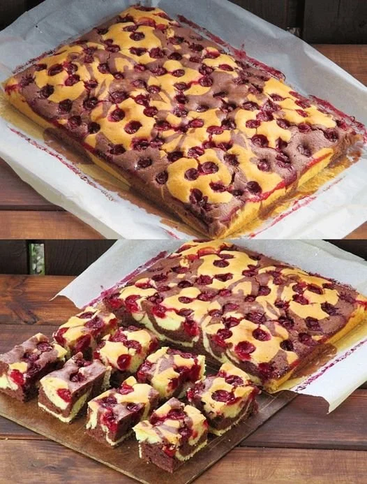 Schokoladenkirschen Blechkuchen auf einem weißen Teller