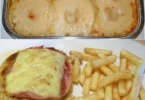 Schweinekoteletts mit Ananas und Käse auf einem Teller angerichtet