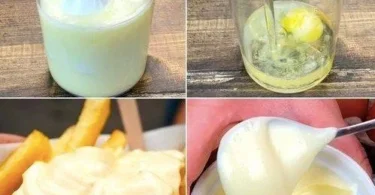 Schüssel mit selbstgemachter Mayonnaise auf Holzuntergrund.