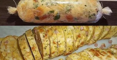 Serviettenknödel auf einem Teller mit Sauce serviert