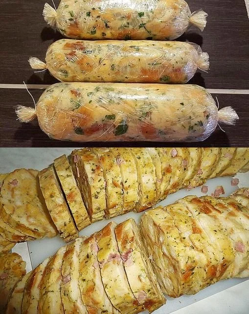 Serviettenknödel auf einem Teller mit Sauce serviert