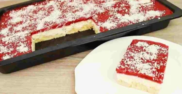 Ein verführerischer Spaghetti-Eis-Blechkuchen mit Sahne und bunten Streuseln.