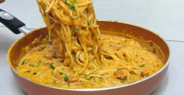 Schüssel mit Spaghetti, serviert in Pilzrahmsoße, frisch zubereitet.