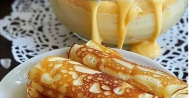 Leckere Quark-Pfannkuchen ohne Mehl auf einem Teller