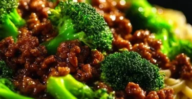 Teriyaki Hackfleisch Pfanne mit frischem Gemüse und Reis