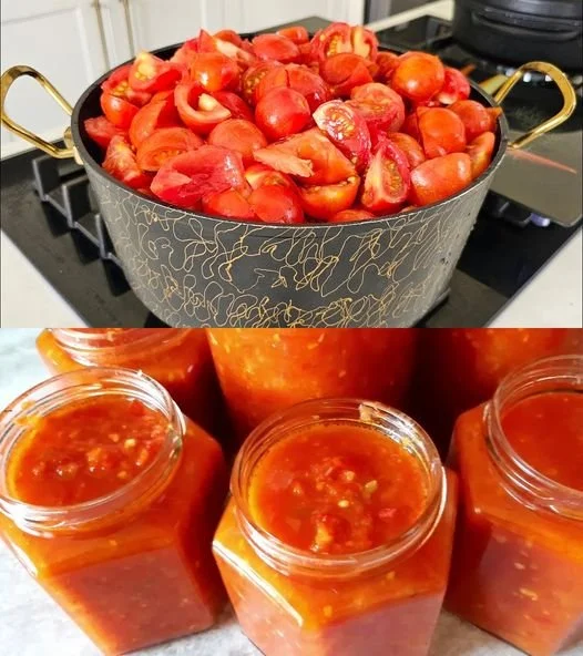 Hausgemachte Tomatensauce in einer Schüssel mit frischen Zutaten.