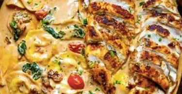 Tortellini in Hähnchen-Schmand auf einem Teller serviert