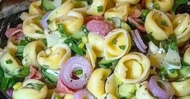 Bunter Tortellinisalat mit frischem Gemüse und Dressing