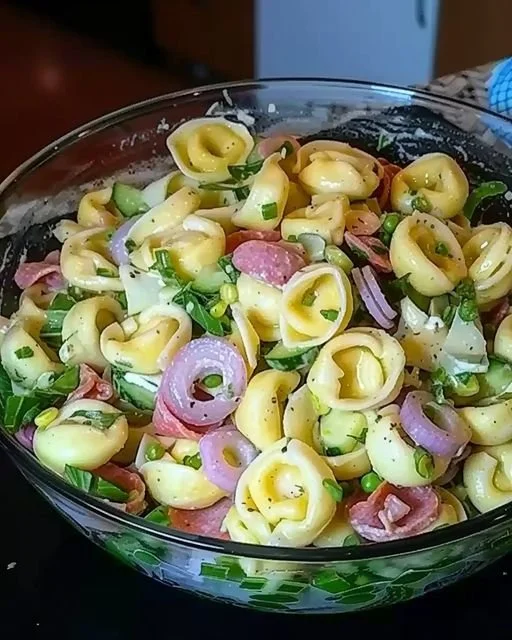Bunter Tortellinisalat mit frischem Gemüse und Dressing