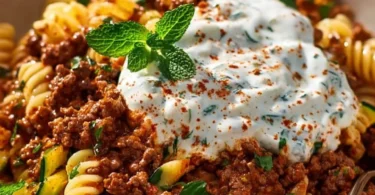 Türkische Pasta mit Hackfleisch und Joghurt-Sauce auf einem Teller