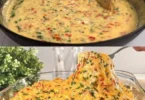 Überbackene Spaghetti mit Käse frisch aus dem Ofen serviert.