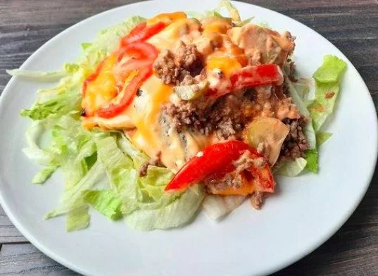 Überbackenes Hackfleisch mit Käse und Tomaten