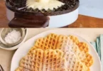 Köstliche Waffeln mit frischen Früchten und Sahne serviert