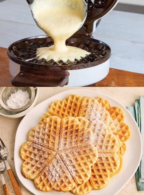 Köstliche Waffeln mit frischen Früchten und Sahne serviert