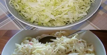 Ein frischer Weißkohl-Salat in einer weißen Schüssel mit Gemüse und Dressing.