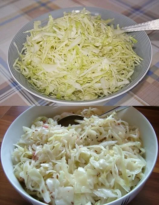 Ein frischer Weißkohl-Salat in einer weißen Schüssel mit Gemüse und Dressing.