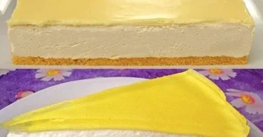 Zitronen-Joghurt-Kuchen auf einem Teller mit frischen Zitronen
