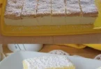 Zitronen-Mascarpone-Kuchen auf einem Teller, dekoriert mit Zitronenscheiben