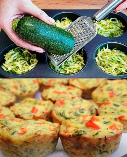 Frisch gebackene Zucchini-Muffins auf einem Teller.