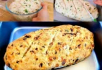 Frisches Zwiebelbrot mit goldbraunem Belag auf einem holzernen Tisch