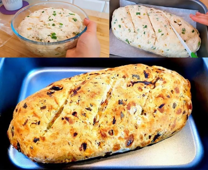 Frisches Zwiebelbrot mit goldbraunem Belag auf einem holzernen Tisch