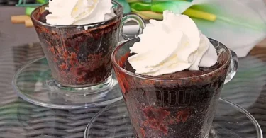 Schneller Nutella Becherkuchen in einer Tasse, leicht und lecker.