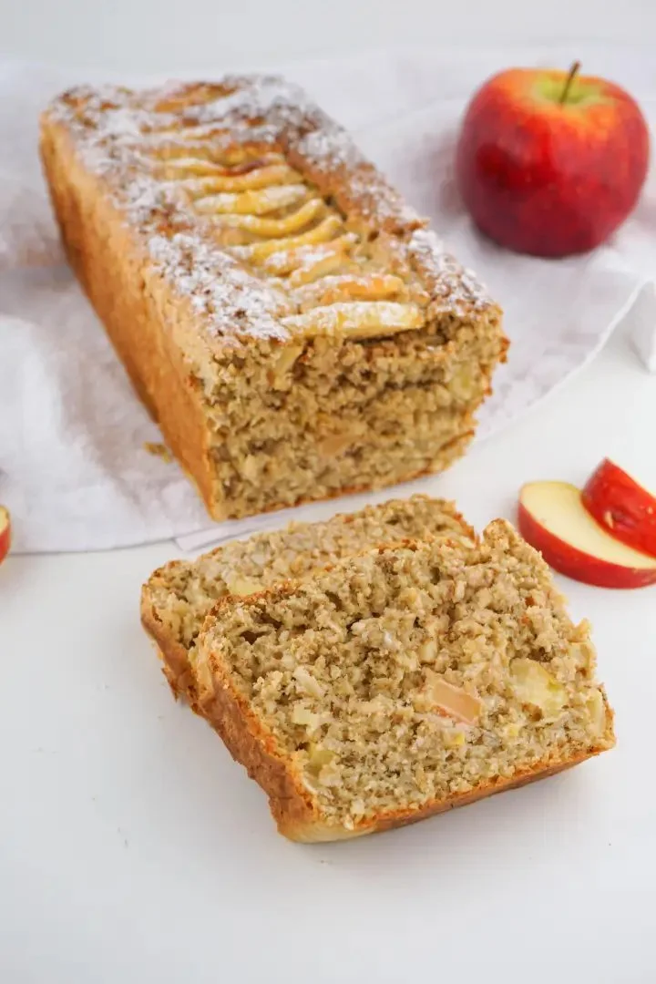 Leckerer Apfel-Haferkuchen ohne Zucker mit gesunden Zutaten