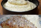 Frischer Apfelkuchen auf einem Tisch serviert.