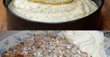 Frischer Apfelkuchen auf einem Tisch serviert.